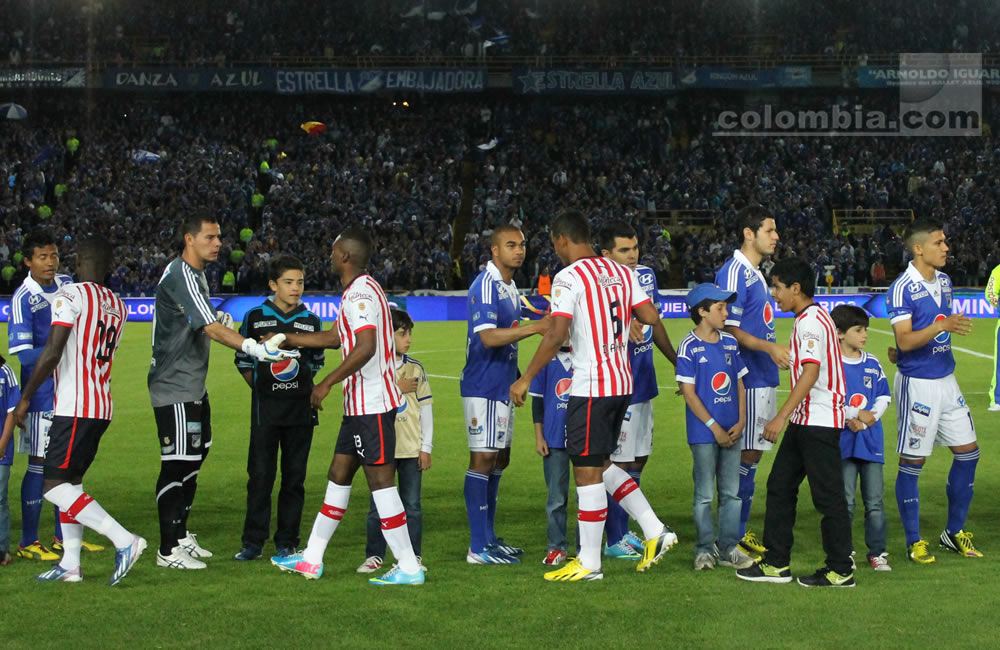 Los jugadores de Millonarios y Junior se saludan antes del inicio del partido. Foto: Interlatin