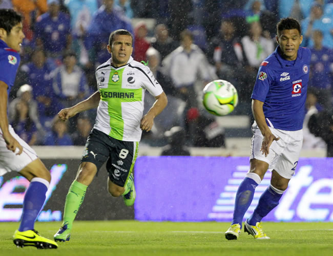 El delantero colombiano Teófilo Gutiérrez de Cruz Azul con el balón contra Santos Laguna. Foto: EFE