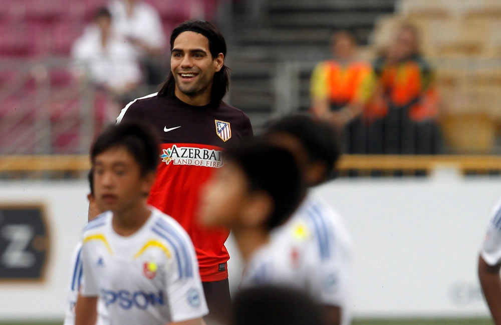 El futbolista colombiano Radamel Falcao sonríe durante un partido de exhibición con 128 niños de 13 colegios de primaria en el estadio Jalan Besar en Singapur. Foto: EFE