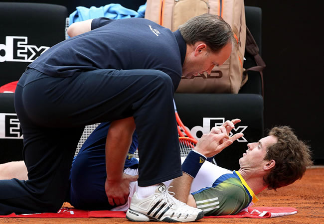 El tenista británico Andy Murray recibe atención médica en el Masters 1000 de Roma. Foto: EFE
