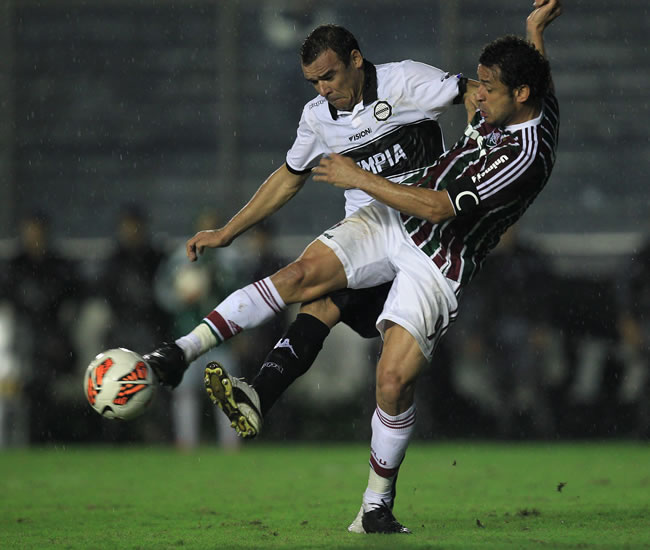Fred (d) de Fluminense disputa el balón con Juan Manuel Salgueiro(i) de Olimpia. Foto: EFE