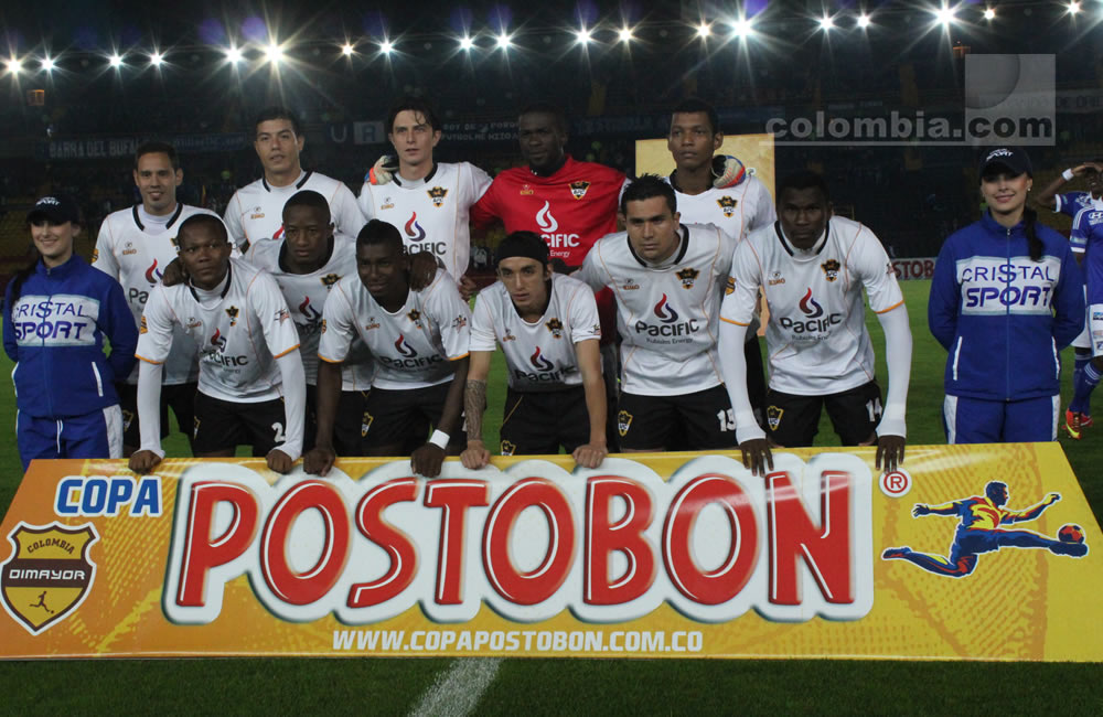 Los jugadores de Llaneros posan antes del inicio del partido. Foto: Interlatin
