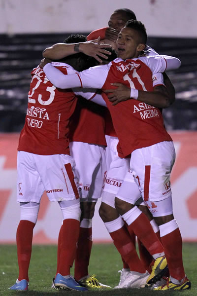 Los jugadores de Independiente Santa Fe celebran un gol marcado al Real Garcilaso. Foto: EFE