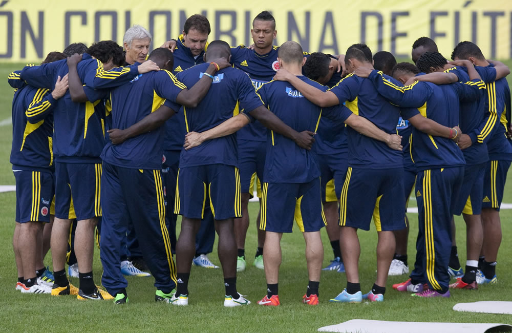 Los jugadores de la selección de fútbol de Colombia participan en un entrenamiento en Bogotá. Foto: EFE