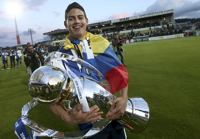 El volante colombiano del Oporto, James Rodríguez, celebra el título de campeón de la Liga de Portugal. Foto: EFE
