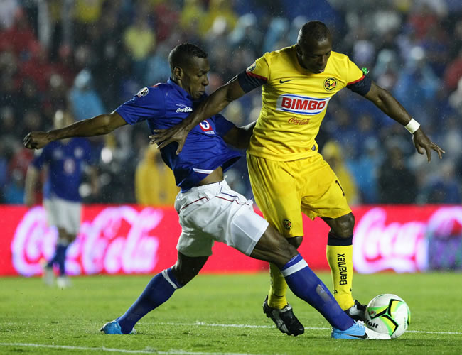 El jugador de Cruz Azul, Luis Amaranto Perea (i) , disputa el balón con Christian Rogelio Benítez (d) de América. Foto: EFE