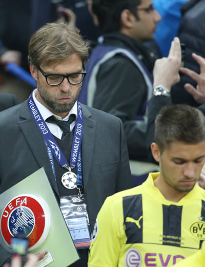 El técnico del Borussia Dortmund Jürgen Klopp se retira con la medalla de plata. Foto: EFE