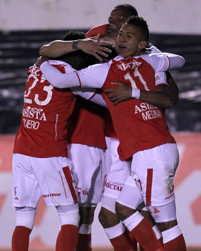 Los jugadores de Independiente Santa Fe celebran en Perú. Foto: EFE