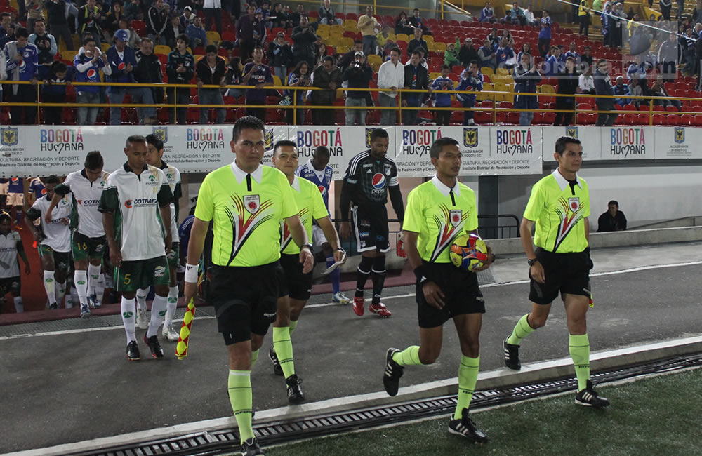 Salida de los árbitros y los jugadores de La Equidad y Millonarios en El Campín. Foto: Interlatin