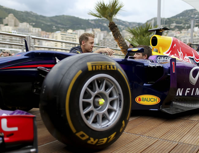 El piloto alemán de Fórmula Uno Sebastian Vettel (i), de Red Bull, habla con el piloto de rallies francés del equipo Renault Sebastien Ogier en Montecarlo. Foto: EFE