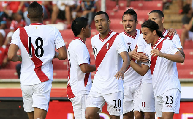 Jugadores peruanos celebran después de anotar un gol hoy, sábado 1 de junio de 2013, durante un partido amistoso entre Panamá y Perú. Foto: EFE