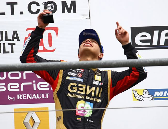 El piloto colombiano Óscar Tunjo celebra en el podio. Foto: Facebook