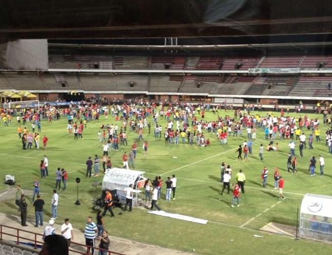 La gente ingresó al campo del estadio General Santander mientras pasaban los disturbios. Foto: Twitter