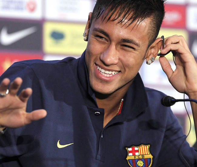El nuevo jugador brasileño del FC Barcelona, Neymar da Silva, atiende a los medios durante la rueda de prensa de presentación. Foto: EFE
