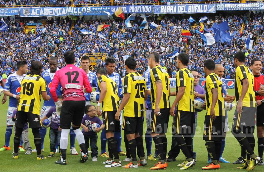 Los jugadores de Alianza Petrolera y Millonarios se saludan antes del inicio del partido. Foto: Interlatin