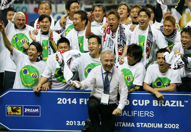 Los jugadores de Japón y su técnico, el italiano Alberto Zaccheroni, celebran la clasificación a Brasil 2014. Foto: EFE