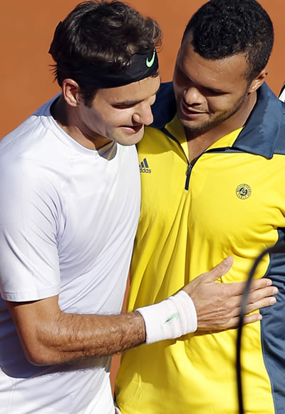 El tenista francés Jo-Wilfried Tsonga (dcha) es felicitado por el suizo Roger Federer. Foto: EFE