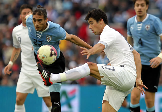 El jugador de Francia Yoann Gourcuff (d) disputa el balón con Martín Cáceres (i) de Uruguay. Foto: EFE
