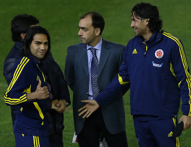 Radamel Falcao (i) y Mario Yepes (d) jugadores de la Selección Colombia, durante el reconocimiento del estadio Estadio Antonio Vespucio Liberti. Foto: EFE