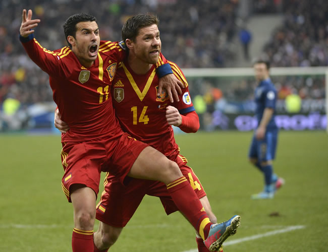 El centrocampista de España, Pedro Rodríguez (i) celebra con su compañero Xabi Alonso (d) su gol ante Francia. Foto: EFE