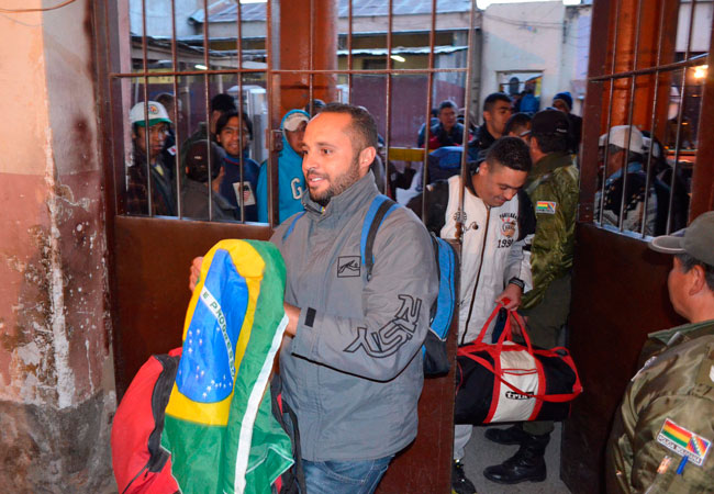 Hinchas del Corinthians recuperan su libertad, en la prisión de Oruro. Foto: EFE
