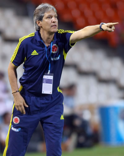 El director técnico de Colombia, Carlos Restrepo, da instrucciones a sus jugadores. Foto: EFE