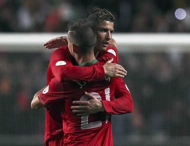 Cristiano Ronaldo (d) celebra con Joao Pereira. Foto: EFE
