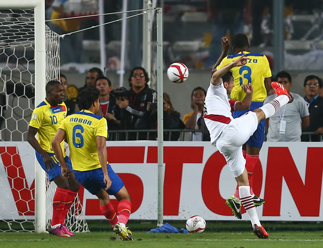 El jugador Claudio Pizarro (2-d) de Perú patea para anotar ante Ecuador. Foto: EFE