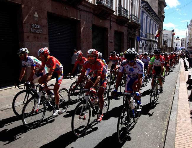 Los ciclistas participan en la edición 63 de la Vuelta a Colombia, que inició en Quito, Ecuador. Foto: EFE