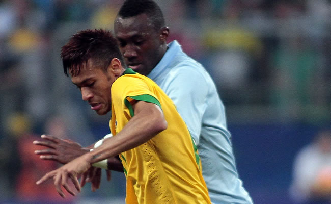El jugador de la selección de Brasil Neymar controla el balón ante Francia. Foto: EFE