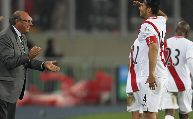 El jugador Claudio Pizarro (d) de Perú celebra su gol con su entrenador Sergio Markarian (i) ante Ecuador. Foto: EFE