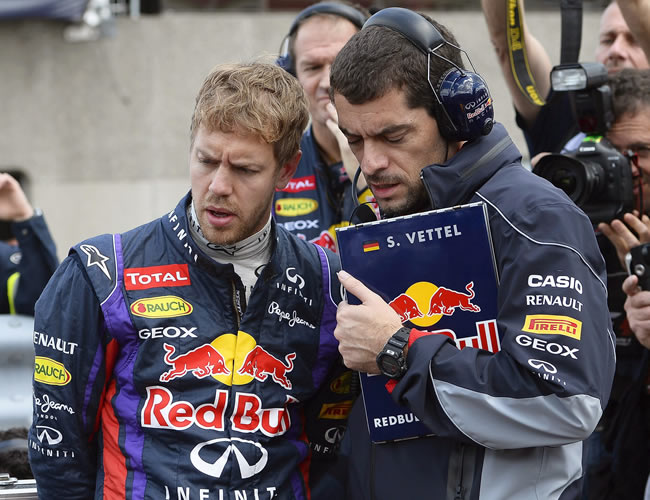 El piloto alemán de Red Bull, Sebastian Vettel, dialoga con un mecánico. Foto: EFE