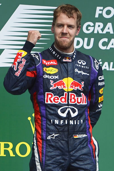 El piloto alemán de la escudería Red Bull Sebastián Vettel, celebra su victoria en Canadá. Foto: EFE