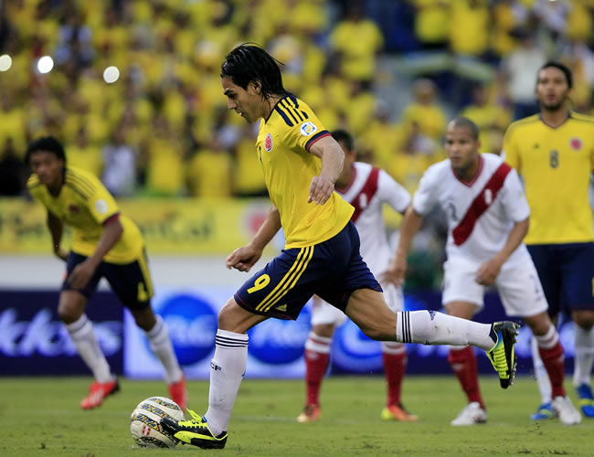 El colombiano Falcao García lanza el penal para el primer gol de Colombia. Foto: EFE