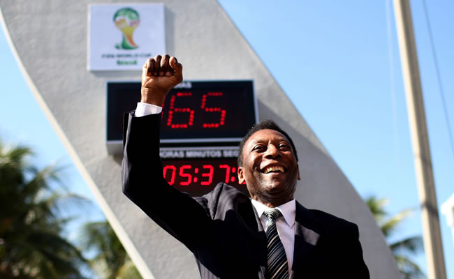 Pelé posa hoy, miércoles 12 de junio de 2013, durante la inauguración de un reloj con el conteo regresivo para el comienzo del mundial de fútbol Brasil 2014. Foto: EFE