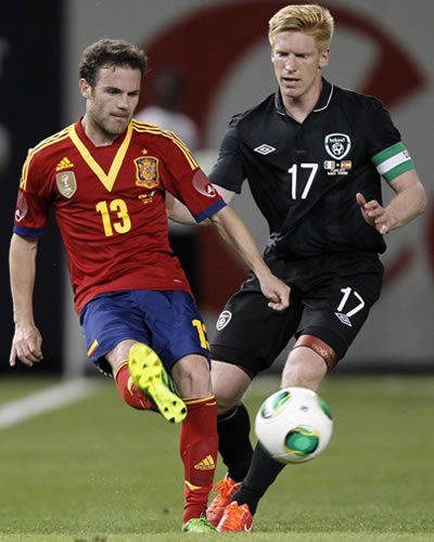 Paul McShane de Irlanda (d) disputa el balón con Juan Mata de España. Foto: EFE