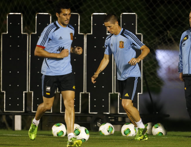 Los jugadores de la selección española Fernando Torres (c) y Álvaro Arbeloa (i) en un entrenamiento. Foto: EFE