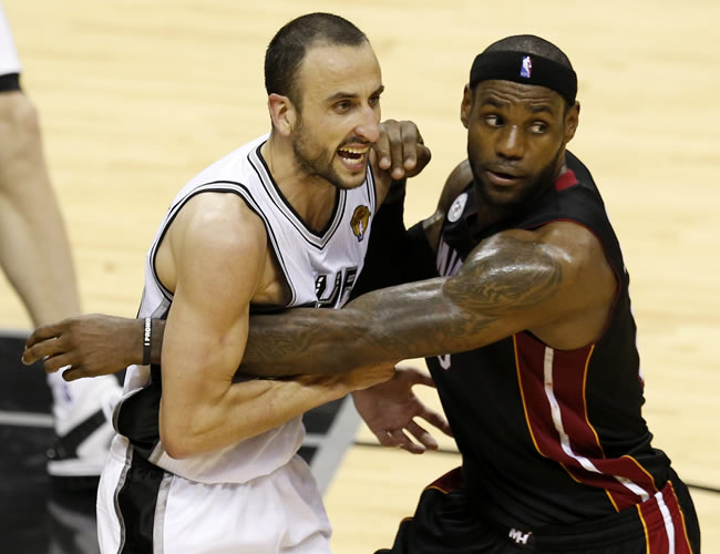 LeBron James del Miami Heat (d) marca al argentino de los Spurs de San Antonio, Manu Ginóbili. Foto: EFE