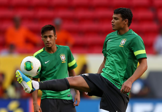 Los jugadores brasileños Neymar (i) y Tiago Silva (d) participan en un entrenamiento. Foto: EFE