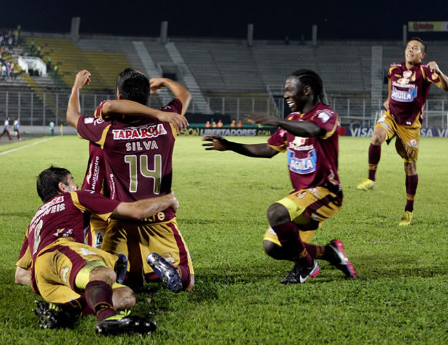 David Silva (14) celebra un gol marcado con sus compañeros del Deportes Tolima. Foto: EFE
