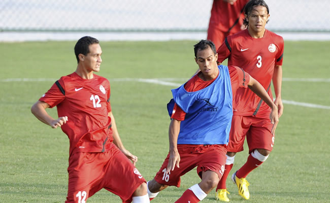 Los jugadores de la selección nacional de fútbol de Tahití, Ricky Aitamai (c), Edson Lemaire (i) y Marama Vahirua (d). Foto: EFE