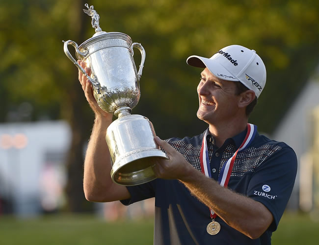 El golfista inglés Justin Rose celebra el título del US Open de golf. Foto: EFE
