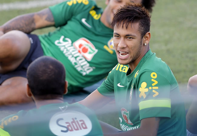 El brasileño Neymar con sus compañeros durante un entrenamiento en el Estadio Presidente Vargas en Fortaleza, Brasil. Foto: EFE