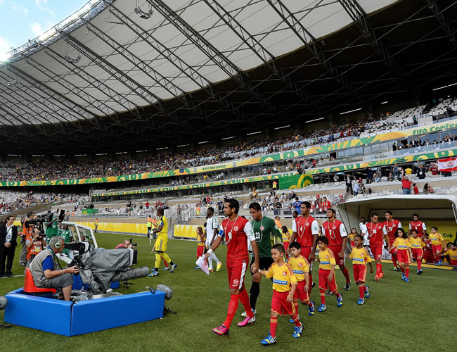 Los jugadores de Tahití y Nigeria salen al campo del estadio Mineirao. Foto: EFE