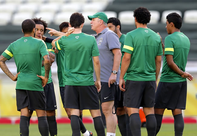 El entrenador de la selección nacional de fútbol de Brasil, Luiz Felipe Scolari (c), da instrucciones a sus jugadores. Foto: EFE