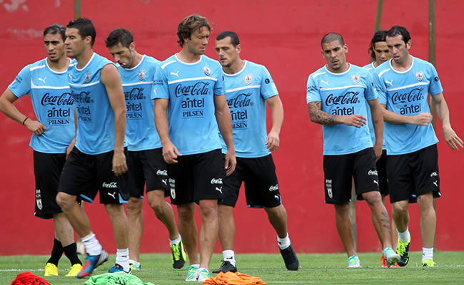 Los jugadores de la selección de Uruguay participan en un entrenamiento. Foto: EFE