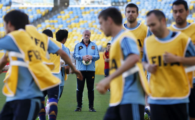 El DT de la selección española, Vicente del Bosque (c), durante un entrenamiento oficial en el Estadio Maracaná. Foto: EFE