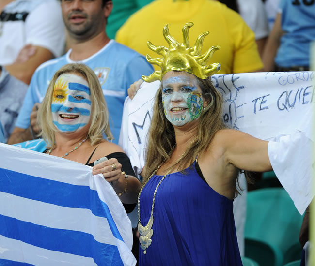 Hinchas de Uruguay animan al equipo ante Nigeria. Foto: EFE