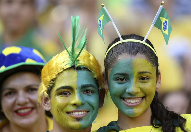 Aficionados brasileños animan a su selección antes de comenzar el partido ante México. Foto: EFE