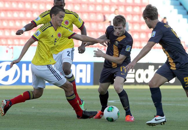 Acción de juego entre Colombia y Australia. Foto: EFE